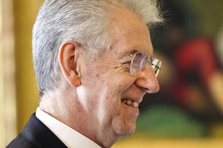 
	O primeiro-ministro Mario Monti sorrindo: segundo o jornal, o an&uacute;ncio oficial da candidatura deve acontecer nos pr&oacute;ximos dias
 (Getty Images)