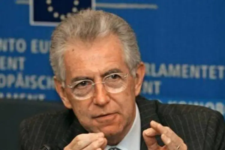 Mario Monti explicou que será uma equipe 'a serviço do país, do Parlamento e das forças políticas'  (Gerard Cerles/AFP)