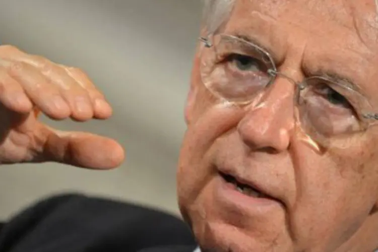 O primeiro-ministro italiano Mario Monti: "as economias permitidas pelo decreto serão de 4,5 bilhões em 2012, 10,5 bilhões em 2013 e 11 bilhões em 2014" (Gabriel Bouys/AFP)