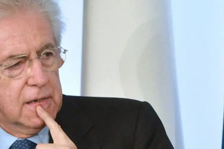 
	Mario Monti: o programa de governo de Monti promete cobrar impostos de grandes fortunas e fixar um sal&aacute;rio m&iacute;nimo
 (Vincenzo Pinto/AFP)