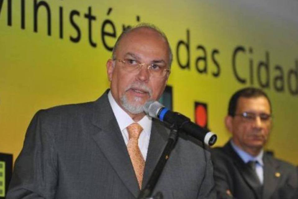 Saída de Negromonte é de 'foro próprio', diz Carvalho