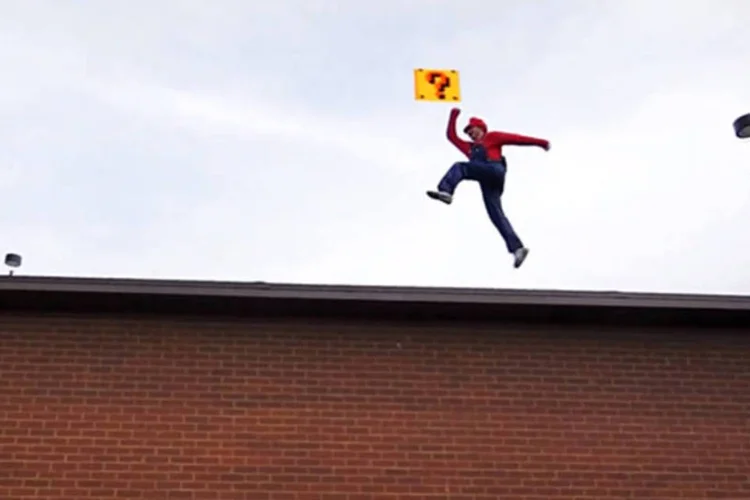 Parkour como Mário: vídeo gravado pela dupla foi postado no YouTube na última segunda-feira e já conta com mais de 989 mil visualizações (Reprodução)