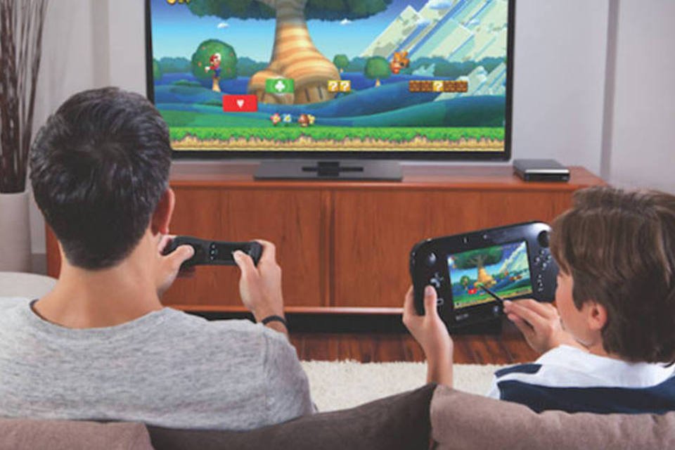 Adulto joga videogame com uma criança: pesquisa constatou que pessoas que jogam videogame com certa frequência apresentam aumento no tamanho do seu cérebro (Divulgação/Nintendo)