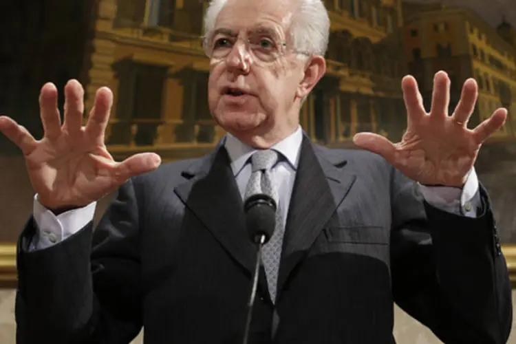 
	Mario Monti gesticula durante coletiva de imprensa em Roma: atual primeiro-ministro anunciou que vai concorrer nas elei&ccedil;&otilde;es, encabe&ccedil;ando o bloco centrista
 (Tony Gentile/Reuters)