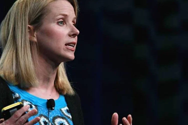 Dar novos smartphones aos funcionários foi uma maneira de fazê-los usar os mesmos aparelhos que os clientes do Yahoo! usam, diz Marissa (Justin Sullivan / Getty Images)