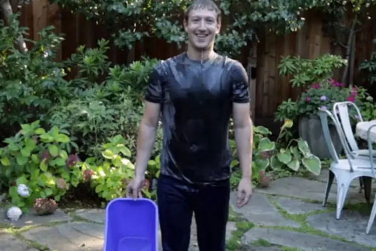 Mark Zuckerberg, fundador do Facebook, após tomar um balde de água fria  (Reprodução / Facebook)