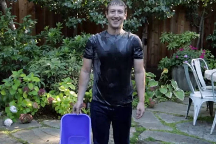 Mark Zuckerberg, fundador do Facebook, após tomar um balde de água fria  (Reprodução / Facebook)