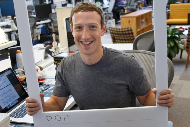 Mark Zuckerberg: CEO do Facebook usa fitas adesivas para bloquear câmera e microfone (Reprodução/Facebook)