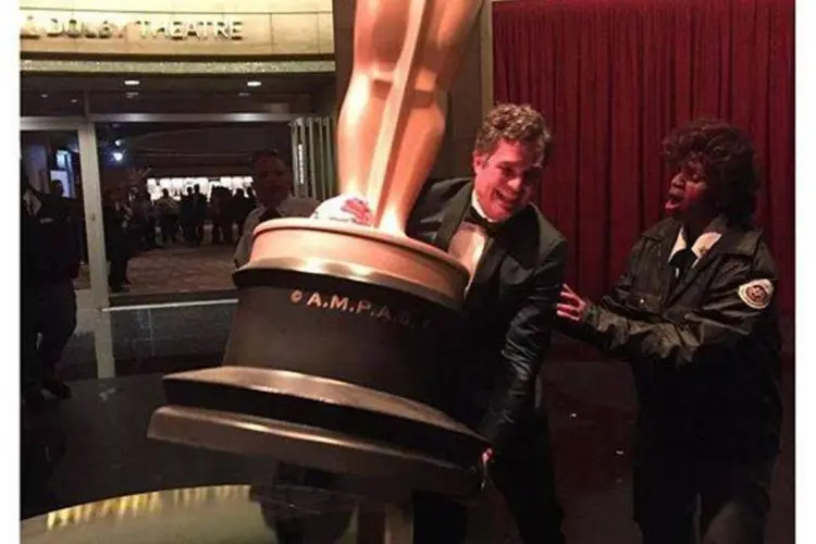 
	Mark Ruffalo carrega r&eacute;plica da estatueta do Oscar: a vit&oacute;ria de &quot;Spotlight&quot; na categoria de Melhor Filme foi o 2&ordm; momento mais comentado na rede
 (Reprodução//Facebook)