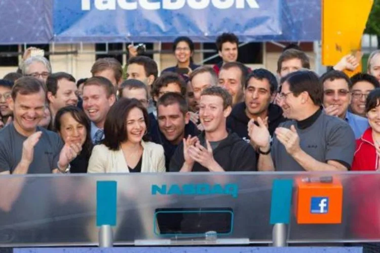 Mark Zuckerberg tocou o sino que simboliza abertura do pregão. Uma multidão se aglomerou na sede da empresa, na Califórnia, para ver o evento (Divulgação/Facebook da Nasdaq)