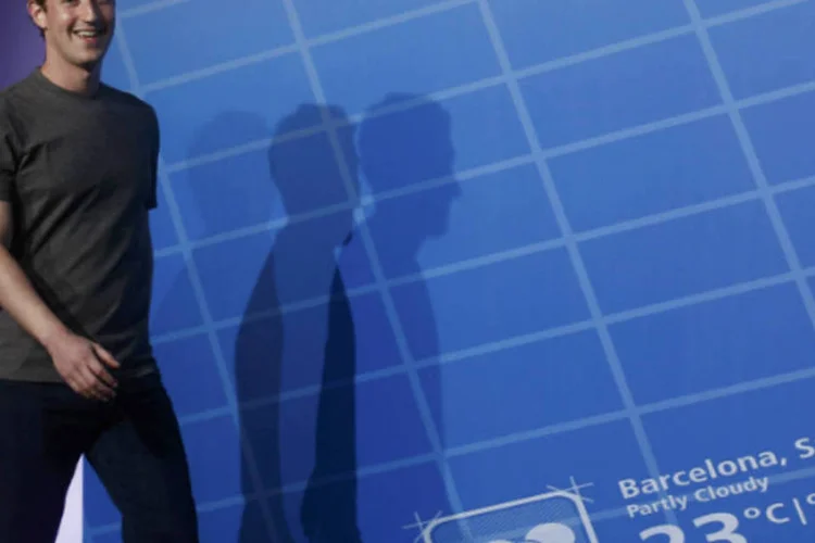 Mark Zuckerberg sorri no World Mobile Congress: segundo Zuckerberg, o WhatsApp é uma plataforma rara que tem o potencial para alcançar bilhões de usuários (Reuters)