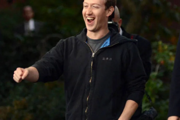 
	O fundador da famosa rede social presenteou Medvedev com uma camiseta do Facebook
 (Getty Images)