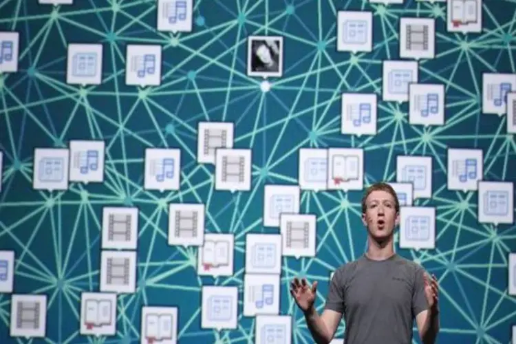 Facebook tem a cultura de ter escritórios abertos, sem salas particulares, e isso serve para Zuckerberg também, (Getty Images)