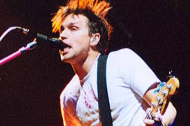 Mark Hoppus, vocalista do Blink 182: Hoppus declarou que espera lançar mais material de seu outro projeto, a banda +44, mas que sua prioridade é o Blink 182. (WikimmediaCommons)