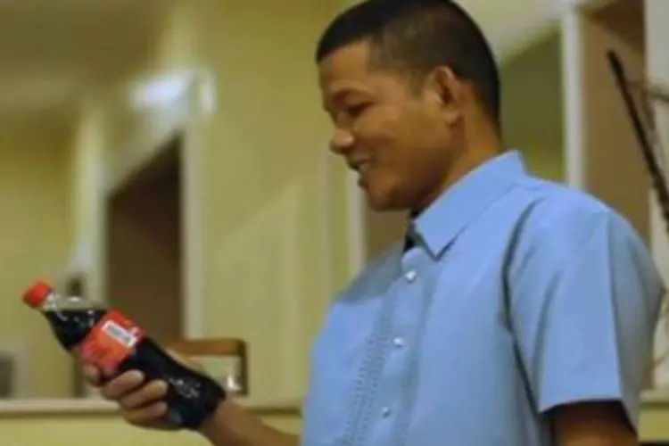 Coca-Cola:  entrega das garrafas é um momento especial do vídeo da campanha (Reprodução/YouTube/Coca-Cola)