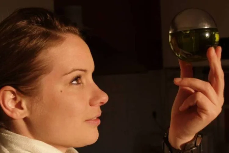 Mulher segurando vidro de perfume (Stock.XCHNG/Divulgação)