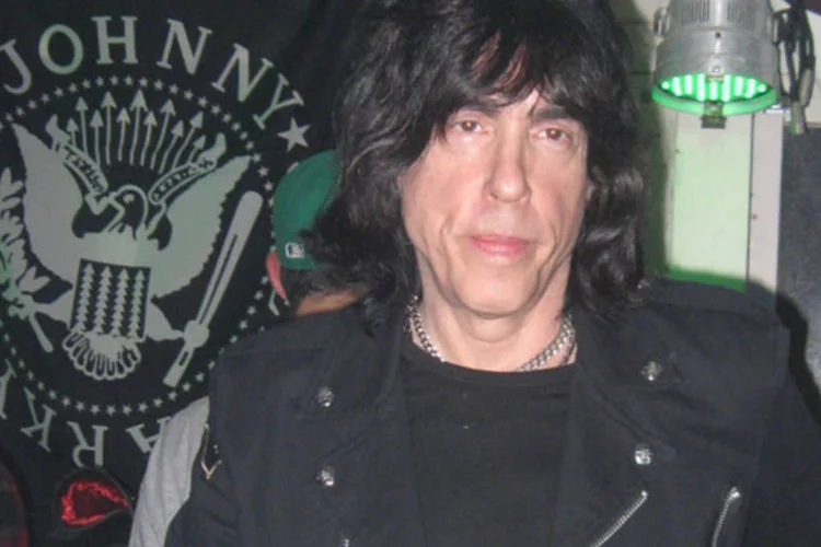 Marky, de 54 anos, que na verdade se chama Marc Bell, participou de míticos discos dos Ramones (Creative Commons)