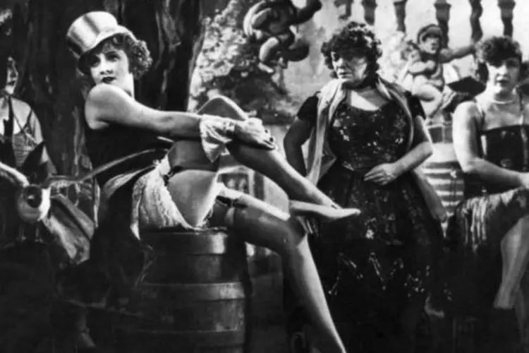 A então desconhecida Marlene Dietrich em cena do filme "O Anjo Azul", de 1930 (Getty Images)