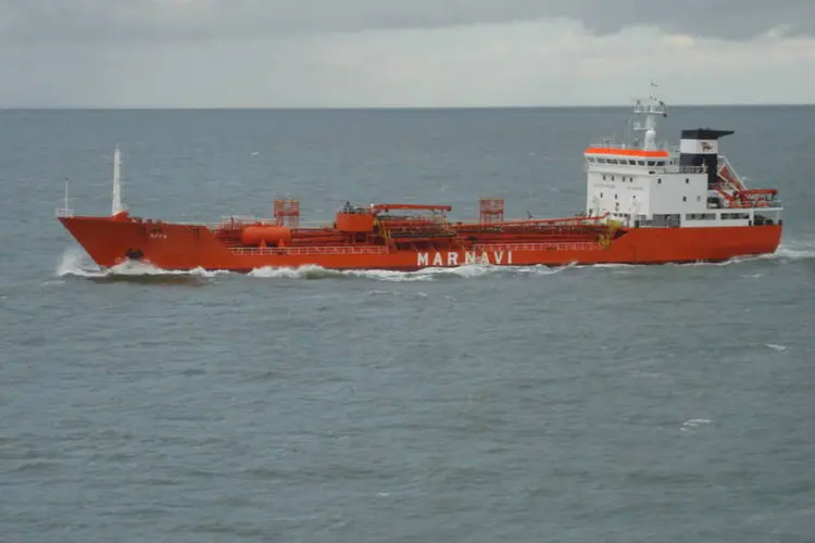 Navio tinha partido dos Emirados Árabes Unidos e se dirigia ao Mar Mediterrâneo. De acordo com a Marnavi, a embarcação transporta 15.750 toneladas de soda cáustica (Wikimedia Commons)