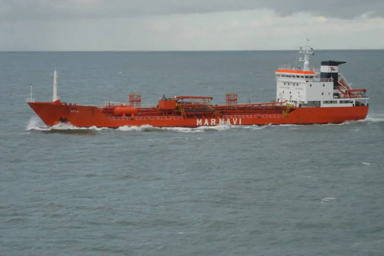 Navio tinha partido dos Emirados Árabes Unidos e se dirigia ao Mar Mediterrâneo. De acordo com a Marnavi, a embarcação transporta 15.750 toneladas de soda cáustica (Wikimedia Commons)