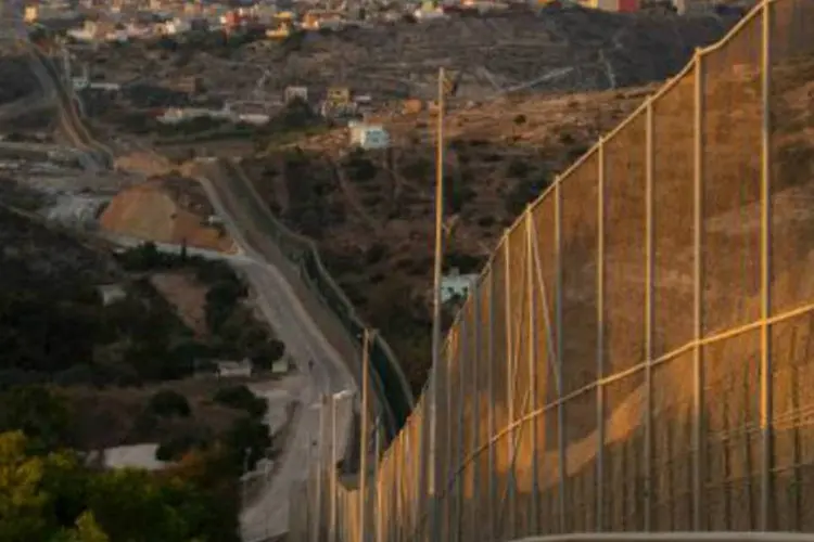 Fronteira entre Marrocos e enclave espanhol de Melilla: fronteira do enclave é protegida por uma cerca tripla (Pierre-Philippe Marcou/AFP)