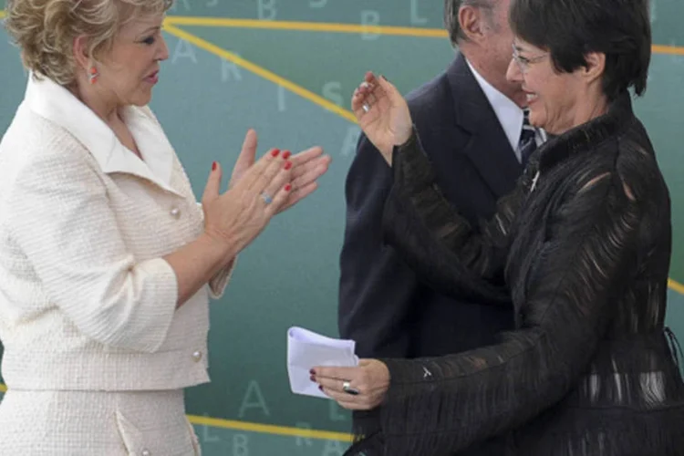Ana de Hollanda cumprimenta sua sucessora no Ministério da Cultura, Marta Suplicy, durante cerimônia de posse: durante sua gestão, a ex-ministra ainda se envolveu em várias polêmicas (Wilson Dias/ABr)