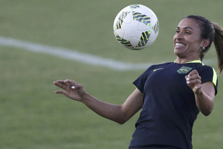 
	Marta: diante da decep&ccedil;&atilde;o com a sele&ccedil;&atilde;o masculina, um dos cantos que entraram na boca da torcida &eacute; &quot;Marta &eacute; melhor que Neymar&quot;
 (Bruno Kelly/Reuters)