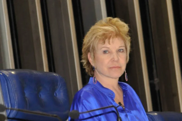 
	Marta Suplicy no Senado: os trabalhadores regidos pela CLT que recebem acima de cinco sal&aacute;rios m&iacute;nimos poder&atilde;o ter acesso ao vale-cultura reduzido entre 20% e 90%
 (Agência Brasil)