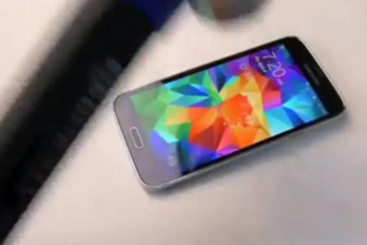 Vídeo vai fazer você repensar a ideia de martelar seu Galaxy S5: além de quebrar a tela do celular, usuário conseguiu fazer a bateria sair voando (Reprodução/YouTube)