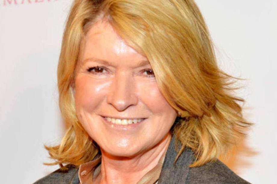 Martha Stewart, estrela da televisão nos Estados Unidos com dicas para decoração e culinária também se beneficiou das dicas do mercado. A acusação da SEC, a CVM norte-americana, foi de que Martha vendeu ações de uma empresa biofarmacêutica, a ImClone Systems, após receber informações privilegiadas de seu corretor. Eles haviam, inclusive, criado um álibi para a operação. Na época, a situação de Martha foi agravada pelo fato de ela ser chairman e CEO da Martha Stewart Living Omnimedia, uma companhia aberta. Ela ficou presa por cinco meses e passou mais cinco em prisão domiciliar.