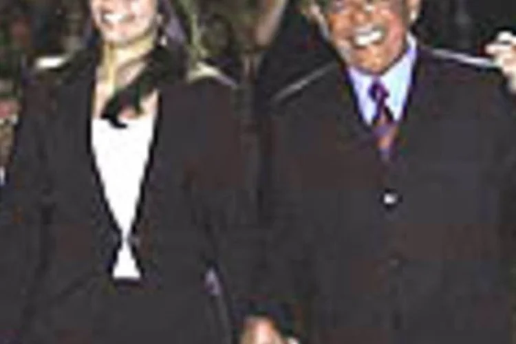 Kellen Osmidio, gestora de RH da Masa, e Ulisses Tapajós Neto, diretor-presidente, sobem ao palco para receber o prêmio a Melhor Empresa para Você Trabalhar do Guia 2006 