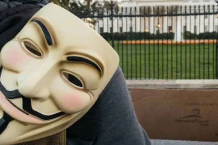 Máscara do grupo de hackers Anonymous é vista em Washington, DC: Anonymous fez o anúncio em tuíte no dia seguinte ao lançamento da campanha #OpParis (Paul J. Richards/AFP)