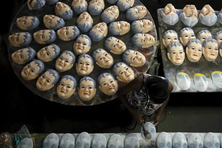 Linha de produção: Delcídio do Amaral e "Japonês da Federal" são as apostas deste ano para o Carnaval 2016 (Pilar Olivares/Reuters)