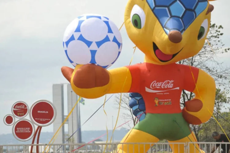 
	Mascote da Copa do Mundo da FIFA 2014: fica suspensa, nos dias dos jogos na Arena, a legisla&ccedil;&atilde;o estadual que pro&iacute;be o com&eacute;rcio de bebida alco&oacute;lica nos est&aacute;dios pernambucanos desde 2009
 (Marcello Casal Jr/ABr)