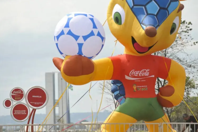 
	Mascote da Copa: de acordo com estudos, tr&ecirc;s milh&otilde;es de brasileiros se deslocar&atilde;o por conta da Copa e 600 mil turistas vir&atilde;o do exterior
 (Marcello Casal Jr/ABr)