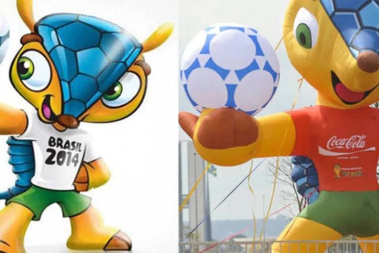 
	Diferentemente do mascote apresentado pelo Comit&ecirc; Gestor da Copa, o boneco usava uma blusa vermelha com a logomarca da Coca Cola, patrocinador da Copa
 (Fotomontagem/Abr)