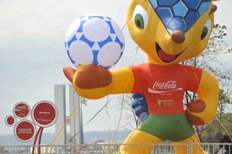 O tatu-bola, mascote da Copa do Mundo de 2014, em frente à Esplanada dos Ministérios: a mascote fica exposta durante 21 dias atrás do Museu da República e depois (Marcello Casal Jr./ABr)