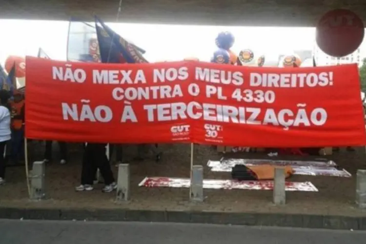 
	O PT municipal havia convocado um ato dos militantes para as 14 horas desta quinta-feira, 11, no v&atilde;o livre do Museu de Arte de S&atilde;o Paulo (Masp), mesmo local em que por volta do meio-dia come&ccedil;ou manifesta&ccedil;&atilde;o pelo Dia Nacional de Lutas
 (CUT-SP)