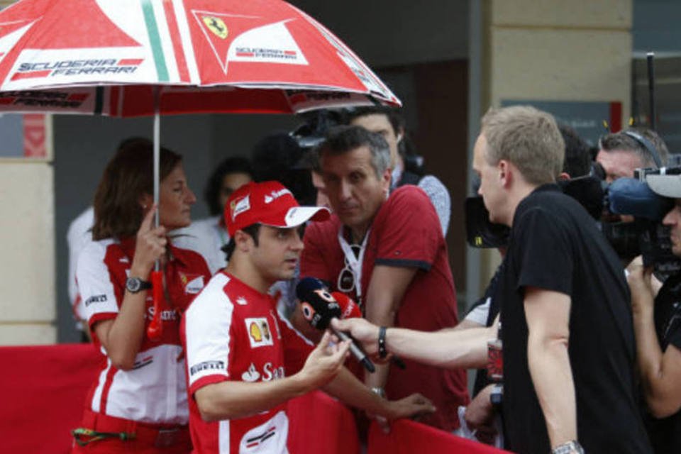 O piloto brasileiro Felipe Massa, da Ferrari, é entrevistado por jornalistas (REUTERS/Ahmed Jadallah)