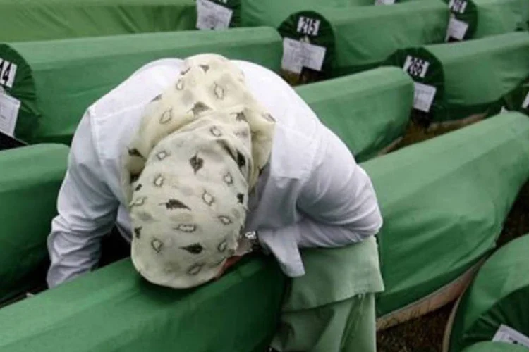 Caixões em um funeral de vítimas do massacre de Srebrenica, em 2007
 (Hrvoje Polan/AFP)