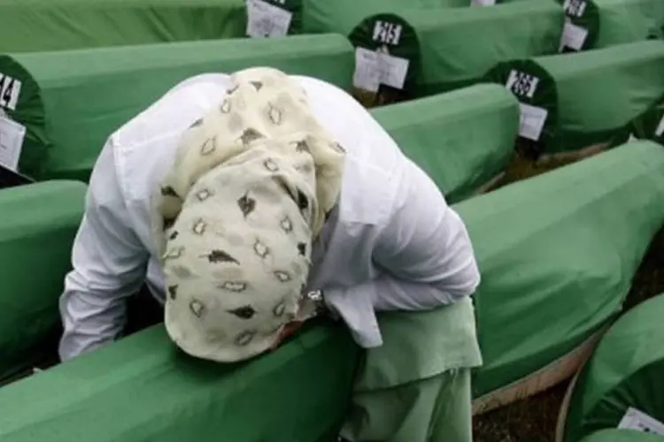 
	Caix&otilde;es em um funeral de v&iacute;timas do massacre de Srebrenica, em 2007: cerca de 8 mil mu&ccedil;ulmanos foram mortos ap&oacute;s tomada de Srebrenica pelas unidades comandadas pelo general Ratko Mladic
 (Hrvoje Polan/AFP)