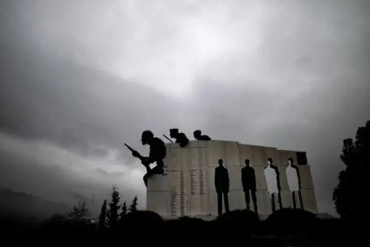 Monumento às vítimas do massacre de Distomo, cometido pelos nazistas na Segunda Guerra Mundial, nesta pequena cidade que fica a 200 km de Atenas (Aris Messinis/AFP)