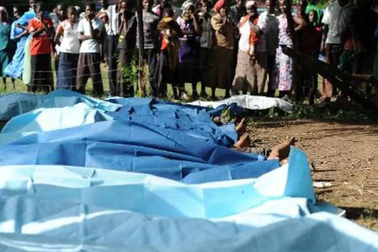 Corpos após massacre no Quênia: polícia não anunciou as acusações (Simon Maina/AFP)