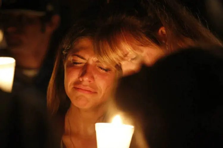 
	Pessoas acendem velas em homenagem ao massacre no Instituto Superior T&eacute;cnico de Umpaqua, no estado de Oregon, EUA
 (REUTERS/Steve Dipaola)