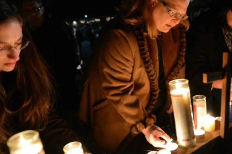 Pessoas se reúnem em vigília na igreja Saint Rose, após o massacre na escola de ensino fundamental de Newtown, Connecticut (AFP/ Emmanuel Dunand)