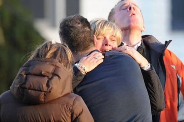 
	Pessoas reagem &agrave; not&iacute;cia do massacre de Newtown:&nbsp;presidente da Comiss&atilde;o Europeia, Jos&eacute; Manuel Barroso, destacou sua &quot;profunda emo&ccedil;&atilde;o e horror com o tr&aacute;gico tiroteio em Connecticut&quot;
 (AFP/Don Emmert)