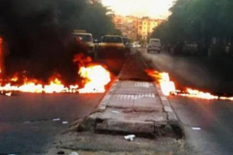Reações em protesto anti-regime em Damasco: alguns funcionários da Cruz Vermelha que estão na Síria serão deslocados para o Líbano (©AFP)