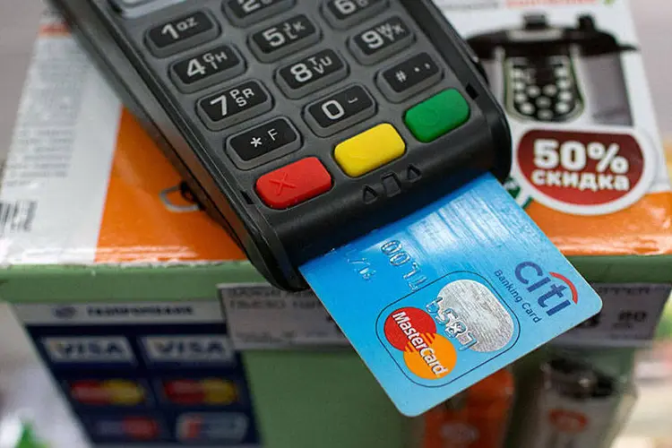 Cartão de crédito: cartões e cédulas de dinheiro poderiam ser aposentadas com tecnologia existente (Andrey Rudakov/Bloomberg)