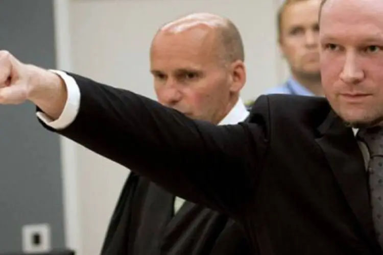 Breivik faz a saudação da extrema direita: a pena poderá ser prolongada de forma indefinida enquanto Breivik for considerado um perigo para a sociedade (©AFP / Odd Andersen)
