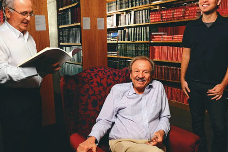 BRASILEIROS, MATEMÁTICOS E PREMIADOS: com foco no uso dos recursos, Wellington de Melo (à esq.),
Jacob Palis (ao centro) e Artur Ávila, do Instituto de Matemática do Rio de Janeiro, são destaques mundiais (Germano Lüders/EXAME.com)